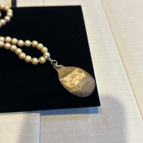 NWT pearl faux necklace with Grits & Grace saying in front removable charm w box - Picture 4 of 8